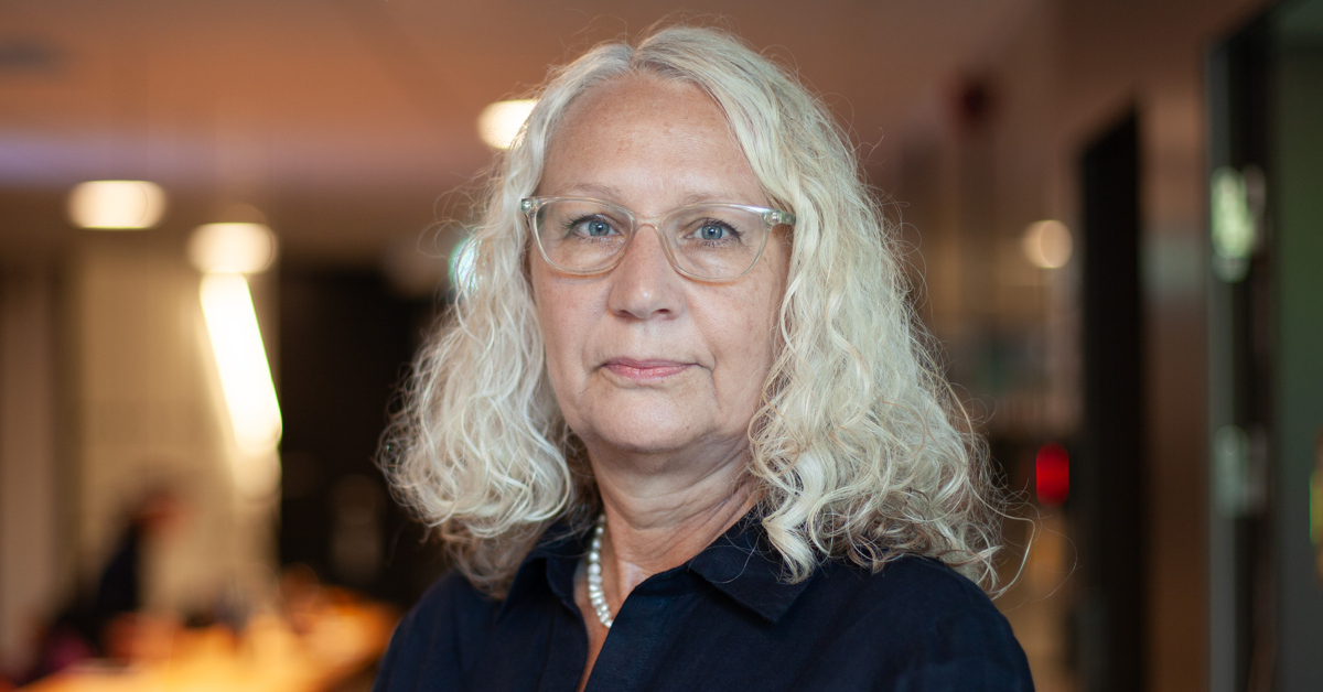 Kvinna med lockigt hår (Ann Bergqvist Pattihis)